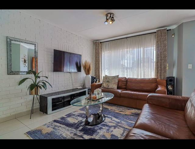 2 BEDROOM TOWNHOUSE FOR SALE IN MAYBERRY PARK